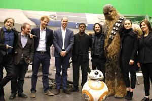 Prinz Harry und Prinz William besuchten 2016 das Set von "Star Wars: Die letzten Jedi"