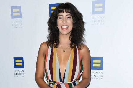 Serien-Star Stepahnie Beatriz setzt auf farbenfrohe Streifen