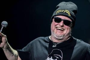 So lieben ihn seine Fans: Markus Krebs lacht sich auf der Bühne schlapp