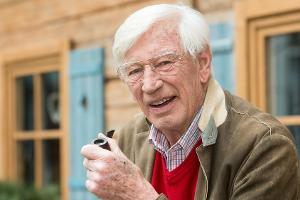 Siegfried Rauch als pensionierter Landarzt Dr. Roman Melchinger in "Der Bergdoktor"