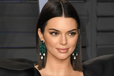 Kendall Jenner schritt alleine über den roten Teppich der Oscar-Party von Vanity Fair