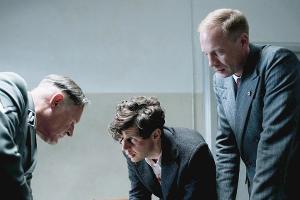 "Elser - Er hätte die Welt verändert": Georg Elser (Christian Friedel, M.) erklärt Nebe (Burghart Klaußner, l.) und Heinrich...