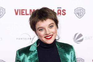 Jella Haase bewies für ihre neue Kurzhaarfrisur eine ganze Menge Mut - das hat sie von ihrer Rolle in "Vielmachglas" gelernt