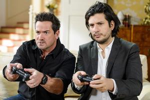 "Alles was zählt": Marian (l.) und Maximilian liefern sich einen verbissenen Kampf - an der Spielkonsole wie auch im richtig...