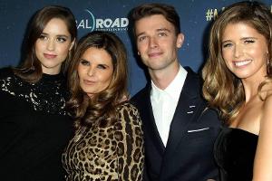Patrick Schwarzenegger mit seiner Mutter Maria Shriver (Mitte) und seinen beiden Schwestern Katherine (lechts) und Christina...