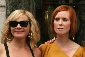 Kim Cattrall (l.) drückt Cynthia Nixon die Daumen