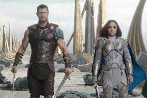 Schon bald gemeinsam in schwarzen Anzügen statt in Rüstungen unterwegs? Chris Hemsworth und Tessa Thompson