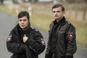 "Friesland: Krabbenkrieg": Nach einer Fahrzeugkontrolle bleiben Süher Özlügül (Sophie Dal) und Jens Jensen (Florian Lukas) i...
