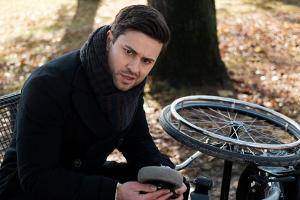 "Unter uns": Paco steckt in einer Misere, als unterwegs sein Rollstuhl kaputtgeht