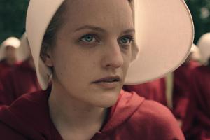 Elisabeth Moss spielt die Hauptrolle in "The Handmaid's Tale - Der Report der Magd": Ab 15. März gibt es Staffel eins fürs H...