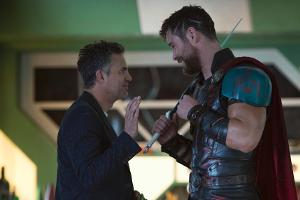 Bruce Banner bzw. Hulk (Mark Ruffalo) und Thor (Chris Hemsworth) in "Thor: Tag der Entscheidung"