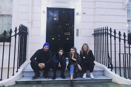 Haben ihrem alten Haus in London gemeinsam einen Besuch abgestattet: Gwyneth Paltrow, Chris Martin und ihre Kinder Apple und...