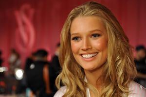 Legt für Alvaro Soler eine flotte Sohle auf den Sand: Toni Garrn