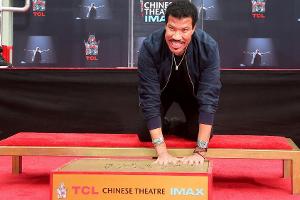Lionel Richie hinterlässt seine Handabdrücke vor dem TCL Chinese Theatre