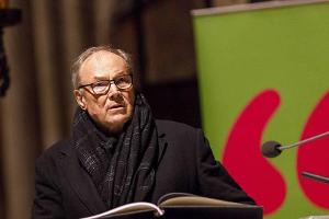 Klaus Maria Brandauer bei einer Lesung im Kölner Dom