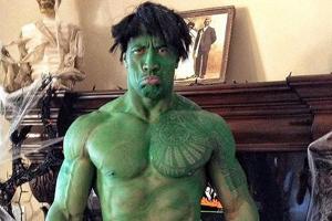 Dwayne "The Rock" Johnson zieht im Hulk-Kostüme eine Schnute