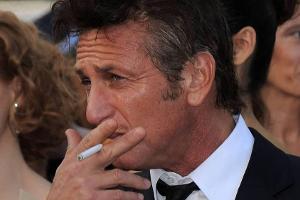 Ob auf dem roten Teppich von Cannes oder im US-Fernsehen: Sean Penn lässt sich das Rauchen nicht nehmen