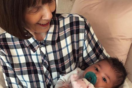 Stormi mit ihrer Uroma