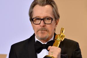 Der bisherige Höhepunkt im Leben des Geburtstagskindes: Gary Oldman präsentiert seinen Oscar für "Die dunkelste Stunde"