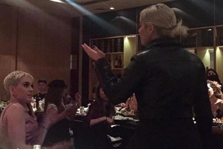 Hier bedankt sich Bebe Rexha gerade bei ihrem Idol Katy Perry