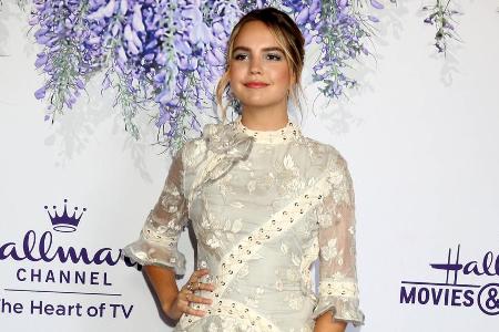 Bailee Madison entzückt auf dem lila Teppich