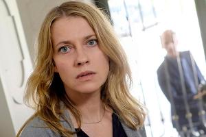 "Kalt ist die Angst": Claire (Caroline Peters) fühlt sich verfolgt