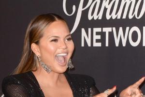 Chrissy Teigen geniert sich nicht für ihren Körper nach ihrer zweiten Geburt