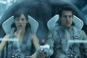 "Oblivion": Julia (Olga Kurylenko) und Jack (Tom Cruise) fliehen vor Plünderern
