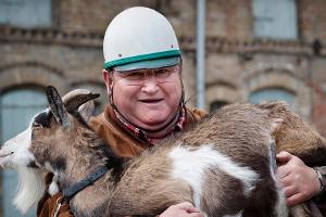 "Krauses Glück": Krause (Horst Krause) hebt die Ziege Rosi aus dem Beiwagen seines Motorrades