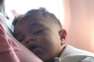 Selig schläft die kleine Olympia auf der Brust ihrer berühmten Mutter, Tennis-Star Serena Williams