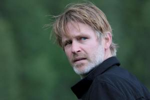 "Varg Veum: Gefährten des Todes": Privatdetektiv Varg Veum (Trond Espen Seim) kennt den verdächtigten Teenager von früher un...