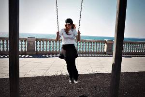 Blake Lively muss lachen beim Schaukeln