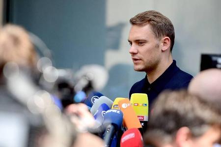 Manuel Neuer bei der Ankunft der Nationalmannschaft in Frankfurt
