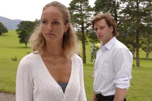 "Rosamunde Pilcher: Nebel über Schloss Kilrush": Patrick (Hendrik Duryn) versteht die Welt nicht mehr. Warum ist Keira (Lara...