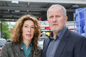 "Tatort: Gier": Bibi (Adele Neuhauser) und Moritz (Harald Krassnitzer) inspizieren den Unfallort