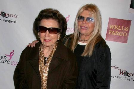 Nancy Sinatra sr. (l.) mit ihrer Tochter Nancy, die wie ihr Vater Sängerin wurde