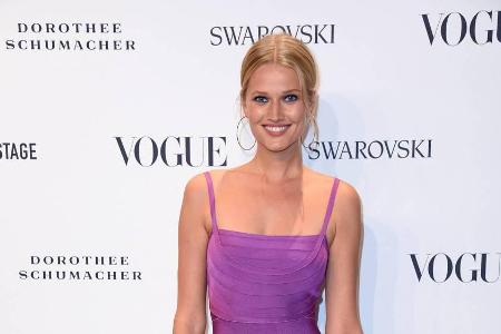 Toni Garrn setzt ihre Modelfigur in Szene