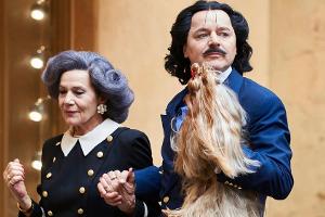 "Mama" Else Moshammer (Hannelore Elsner) und "Rudi" Rudolph Moshammer (Thomas Schmauser) auf dem Weg ins Ladengeschäft "Mosh...