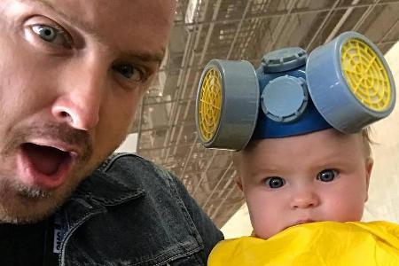 Aaron Paul posiert mit seiner verkleideten Tochter Story