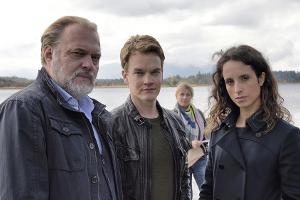 "Der Alte: Die Angst danach": Kommissar Richard Voss (Jan-Gregor Kremp, l.) und sein Team am Fundort der Leiche