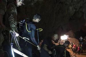 Taucher und Helfer bereiten sich in der Höhle auf ihren Einsatz vor