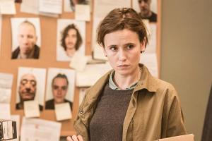 "Charlotte Link: Die Betrogene": Die Scotland-Yard-Beamtin Kate (Peri Baumeister) möchte den Mörder ihres Vaters finden