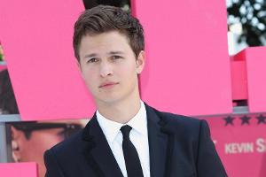 Auch im Anzug topgestylt: Ansel Elgort bei der "Baby Driver"-Premiere in London