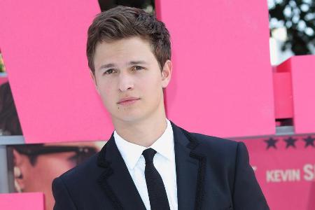 Auch im Anzug topgestylt: Ansel Elgort bei der 
