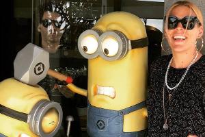 Busy Philipps posiert mit den Minions