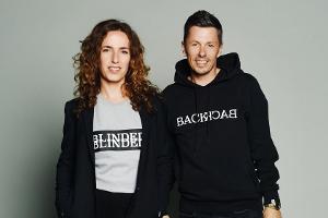 Michi Beck und seine Frau Uli in Stücken aus der eigenen ersten Kollektion für "Beck to Beck"