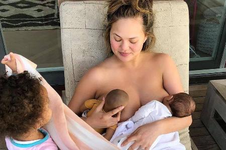 Chrissy Teigen stillt ihren kleinen Sohn Miles und Lunas Puppe
