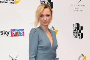 Schauspielerin Emily Berrington in Taubenblau auf dem roten Teppich