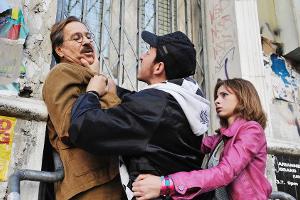 "Zivilcourage": Afrim (Arnel Taci) bedroht Peter Jordan (Götz George, l.), damit er seine Anzeige bei der Polizei zurückzieht