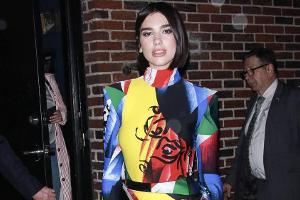Ganz in bunt: Sängerin Dua Lipa in New York
